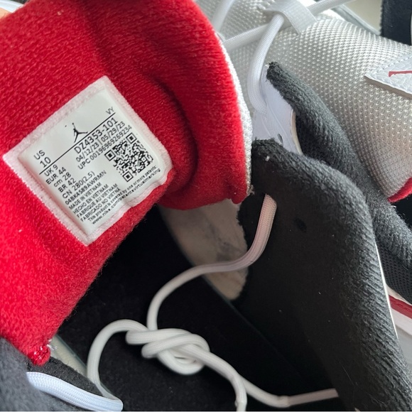JORDAN Max Aura 5 White/Black Varsity Red Men’s SIZE 10 NIB - Picture 4 of 7